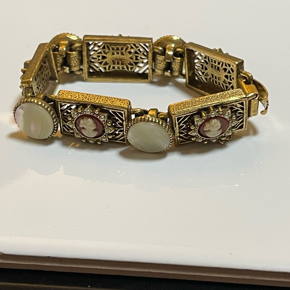 Vintage Gold tone cameo and mother of pearl panel bracelet - Picture 4 of 9
